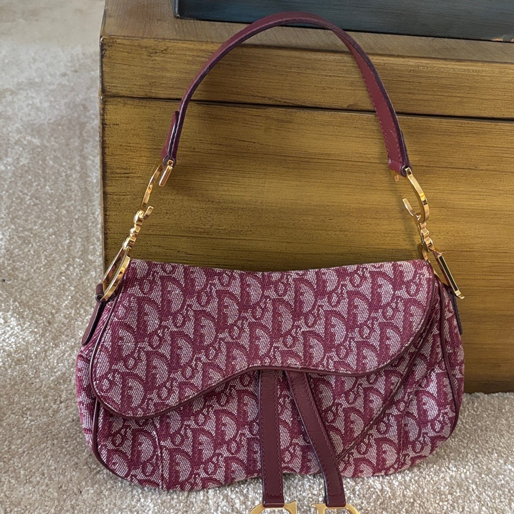 Chic Burgundy Patterned Shoulder Bag
